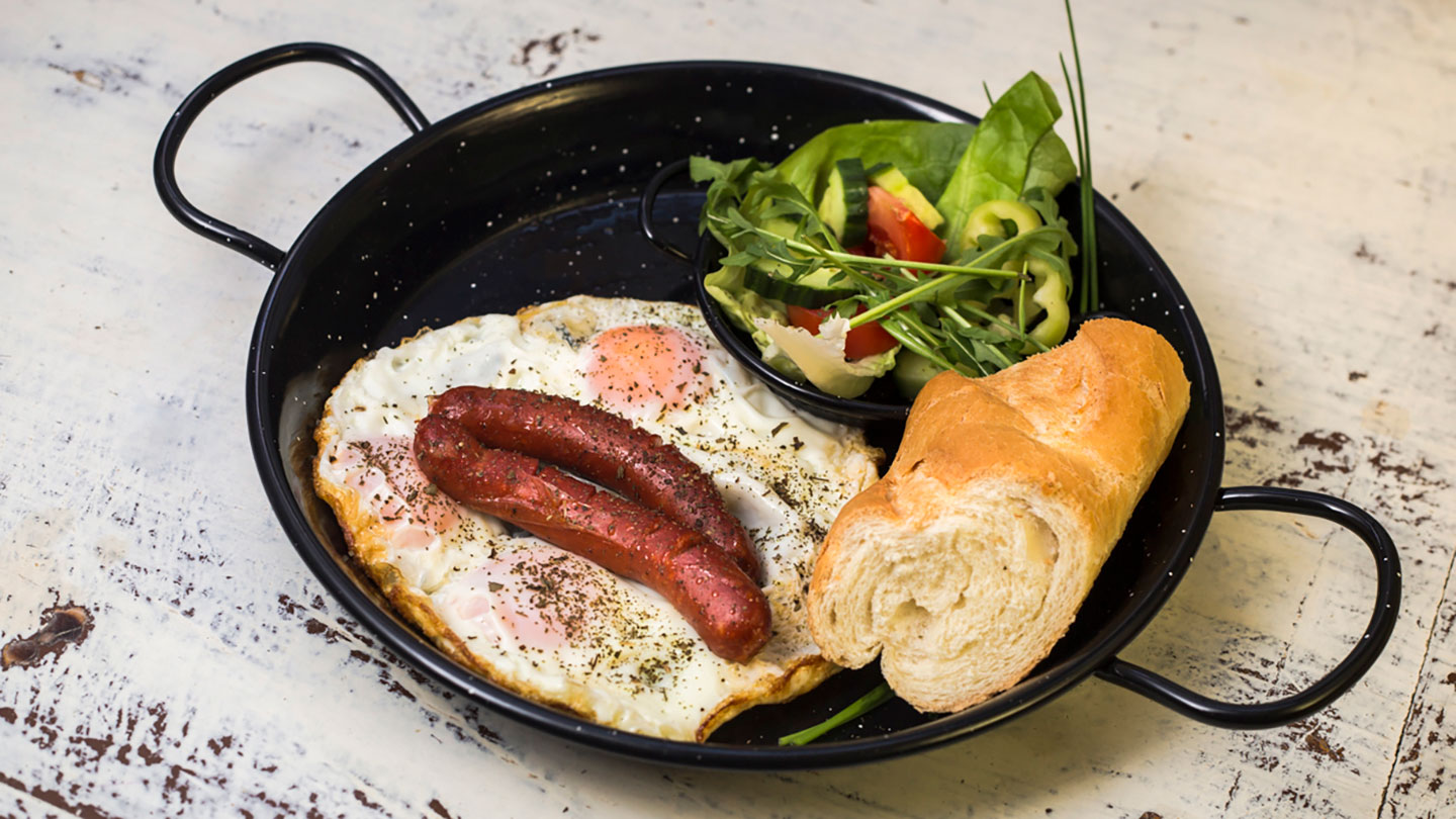 anyamszerint-tukortojas-kolbasszal